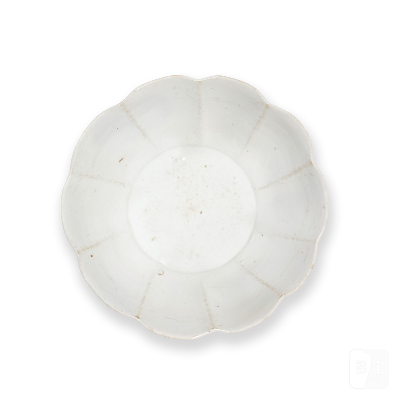 宋 白釉花口盌 | A WHITE-GLAZED STONEWARE LOBED BOWL - 图3